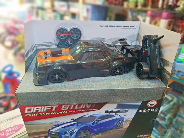 ماشین کنترلی دریفت مقیاس 1:16 دودزا و چراغ دار با چرخ‌ های قابل تعویض کد 1603_اسباب بازی ماشین کنترلی