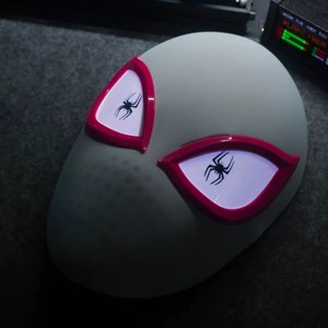 ماسک صورت گوئن عنکبوتی با چشمان چراغ دار Spider Gwen Light-Up Mask_اسباب بازی اکسسوری