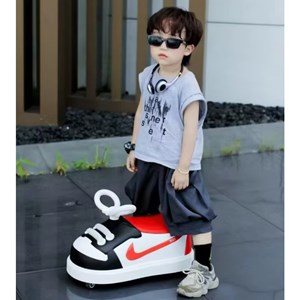 چهار چرخ موزیکال و چراغدار کودک طرح کتانی نایک رنگ قرمز_اسباب بازی دوچرخه