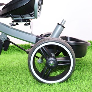 سه چرخه فلزی با سایه بان رنگ طوسی